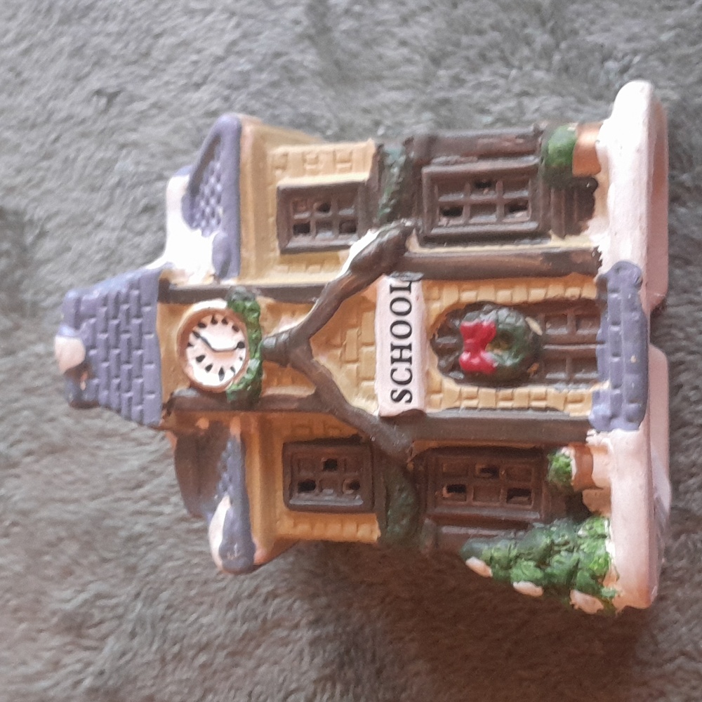 CHRISTMAS VILLAGE - Picture 3 of 5